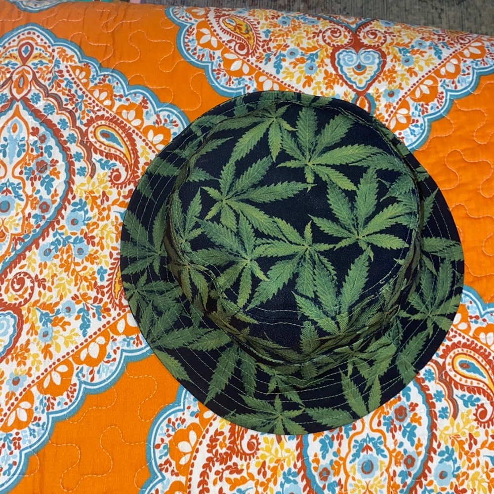 Hemp leaves bucket hat